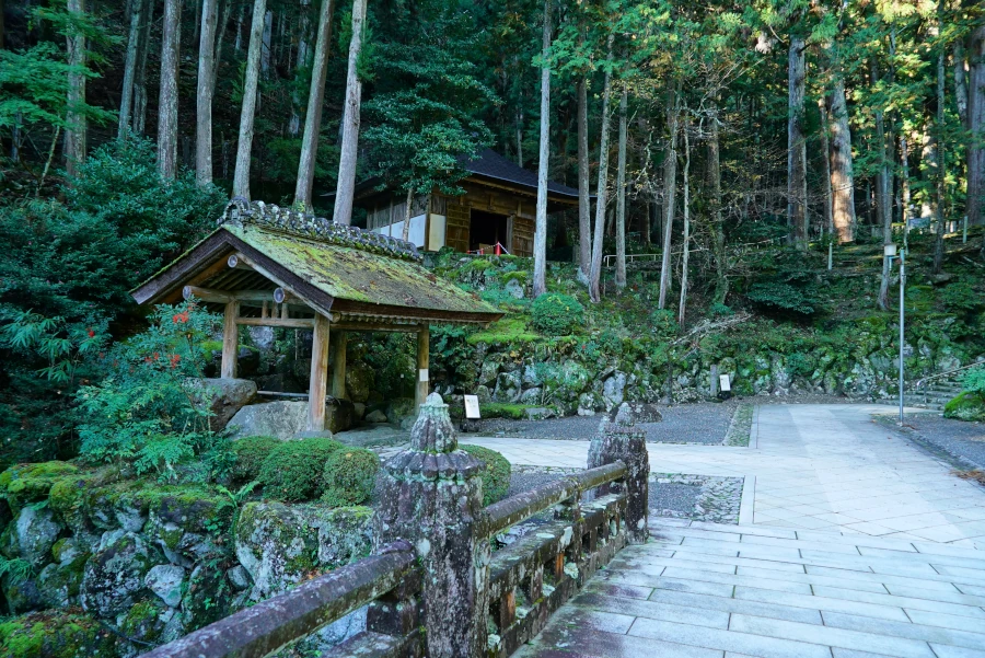 霊山橋と手水舍