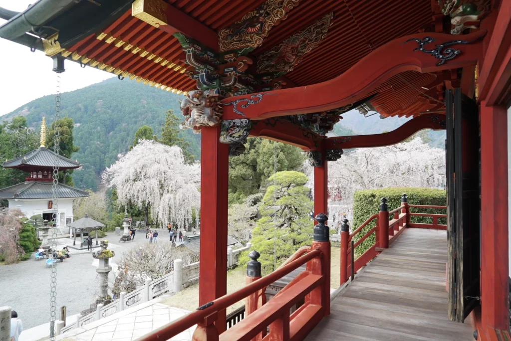 拝殿(Prayer room)