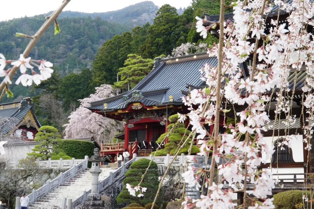 花のお寺(Temple with flowers)