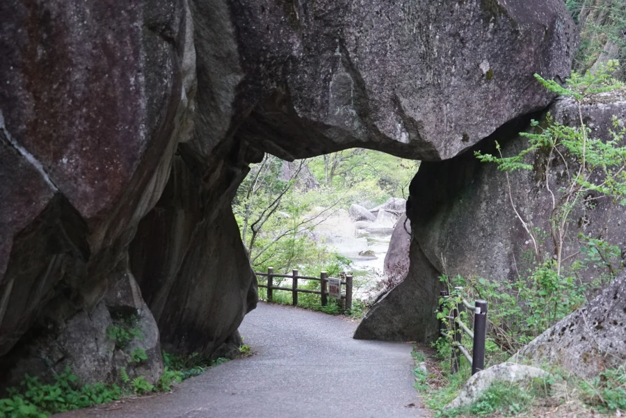 石門(Stone Gate)